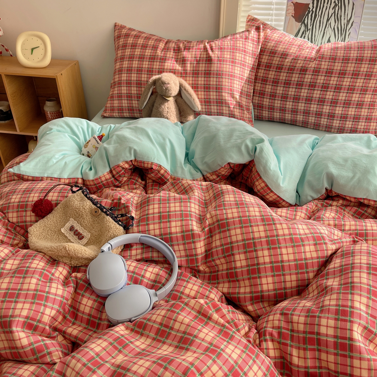 91家纺网 家纺一手货源 找家纺 繁花家居 2026简单款水洗棉四件套学生床三件套 红格撞青