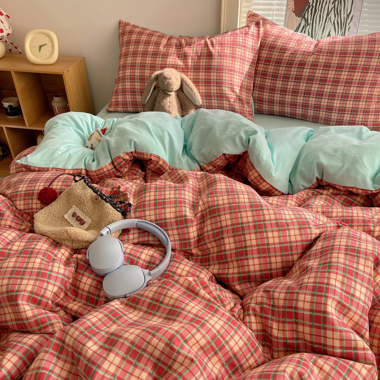 91家纺网 家纺一手货源 找家纺 繁花家居 2026简单款水洗棉四件套学生床三件套 红格撞青