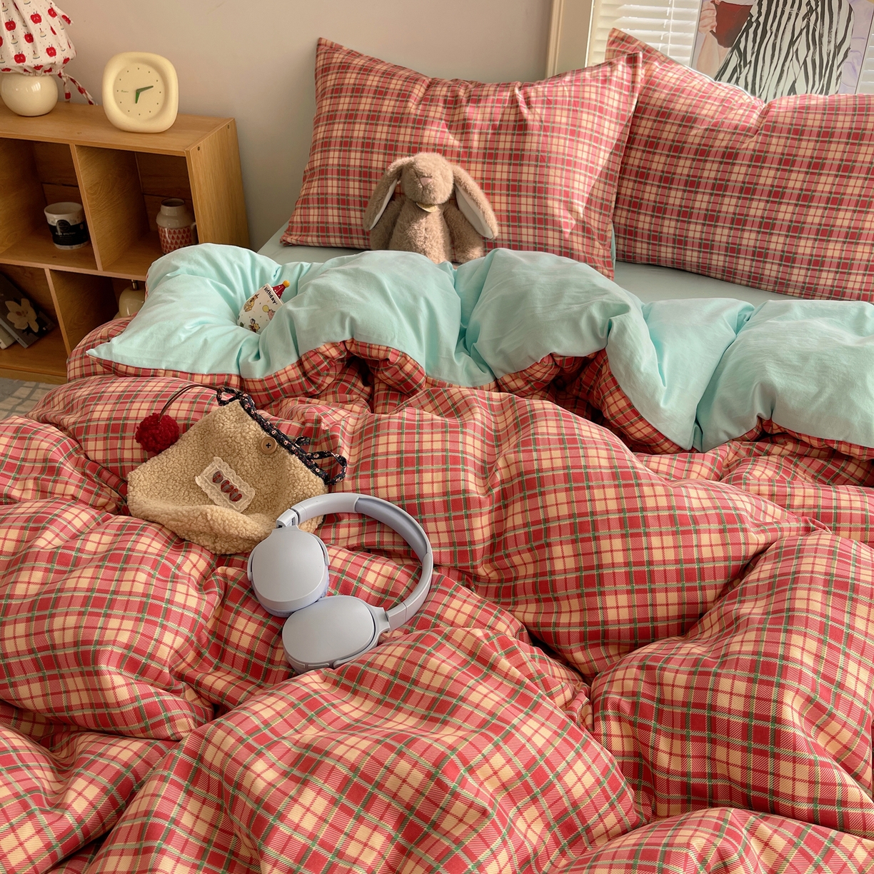 91家纺网 家纺一手货源 找家纺 繁花家居 2026简单款水洗棉四件套学生床三件套 红格撞青