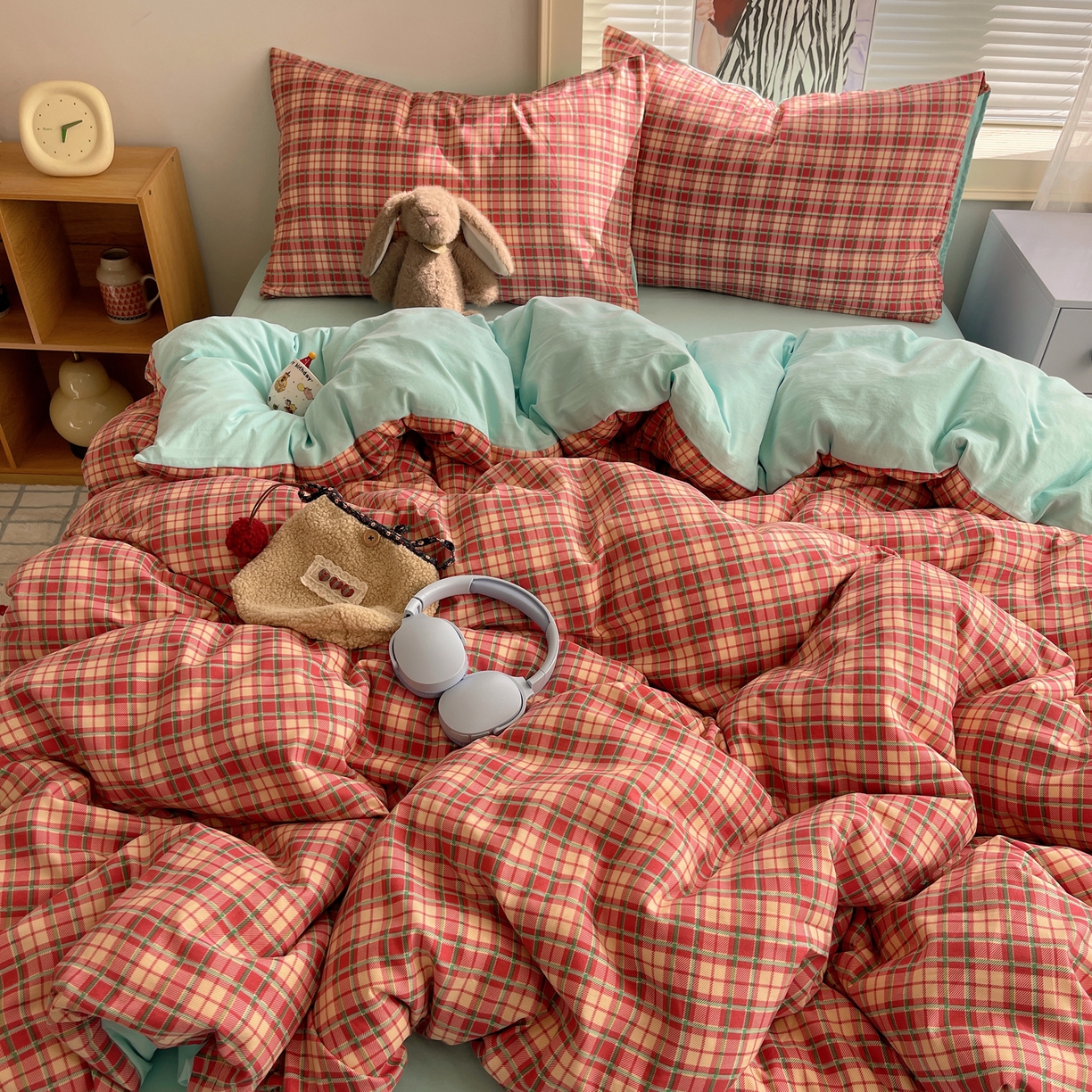 91家纺网 家纺一手货源 找家纺 繁花家居 2026简单款水洗棉四件套学生床三件套 红格撞青