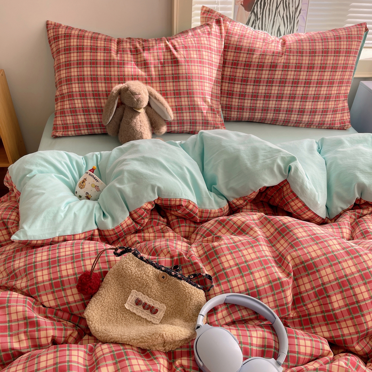 91家纺网 家纺一手货源 找家纺 繁花家居 2026简单款水洗棉四件套学生床三件套 红格撞青