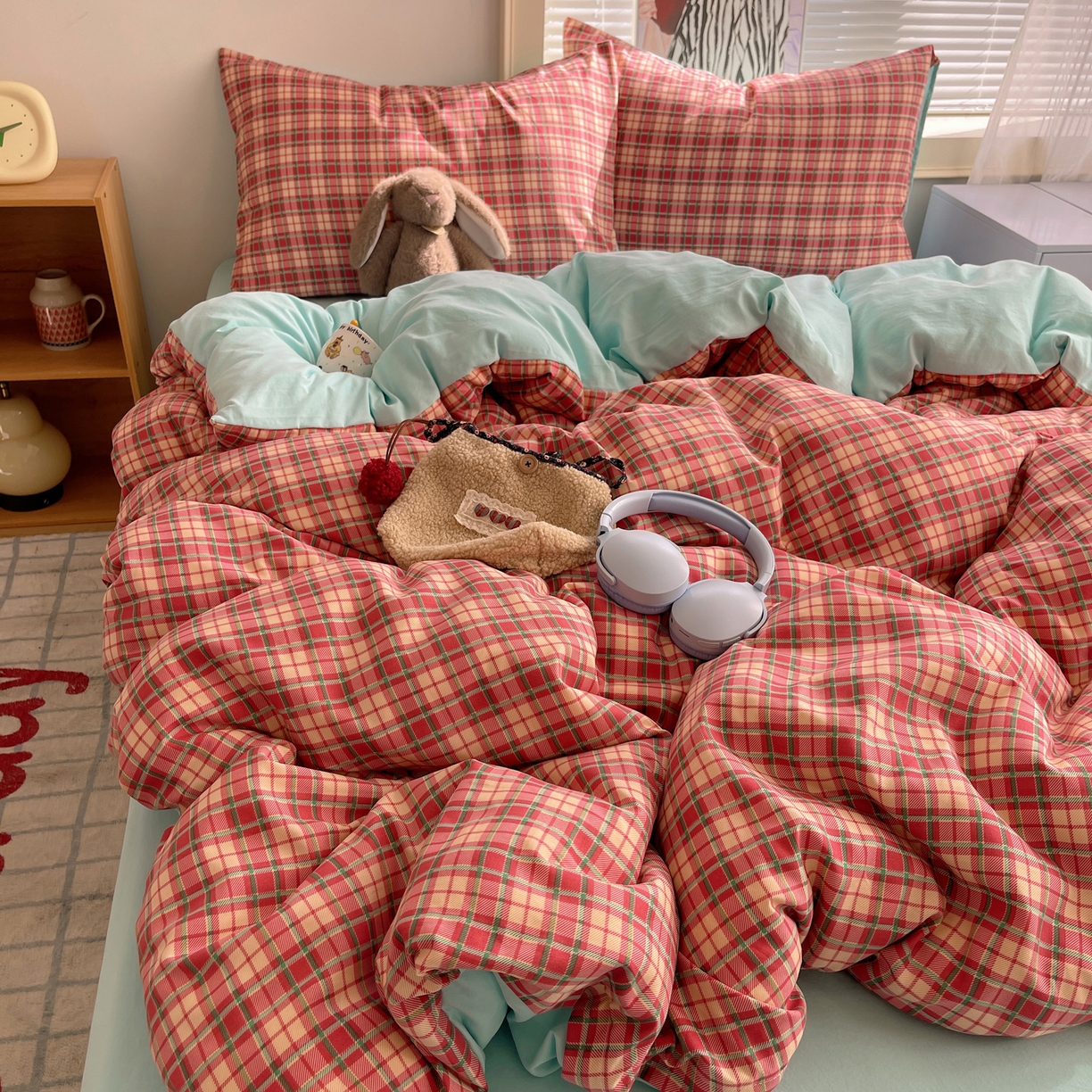 91家纺网 家纺一手货源 找家纺 繁花家居 2026简单款水洗棉四件套学生床三件套 红格撞青