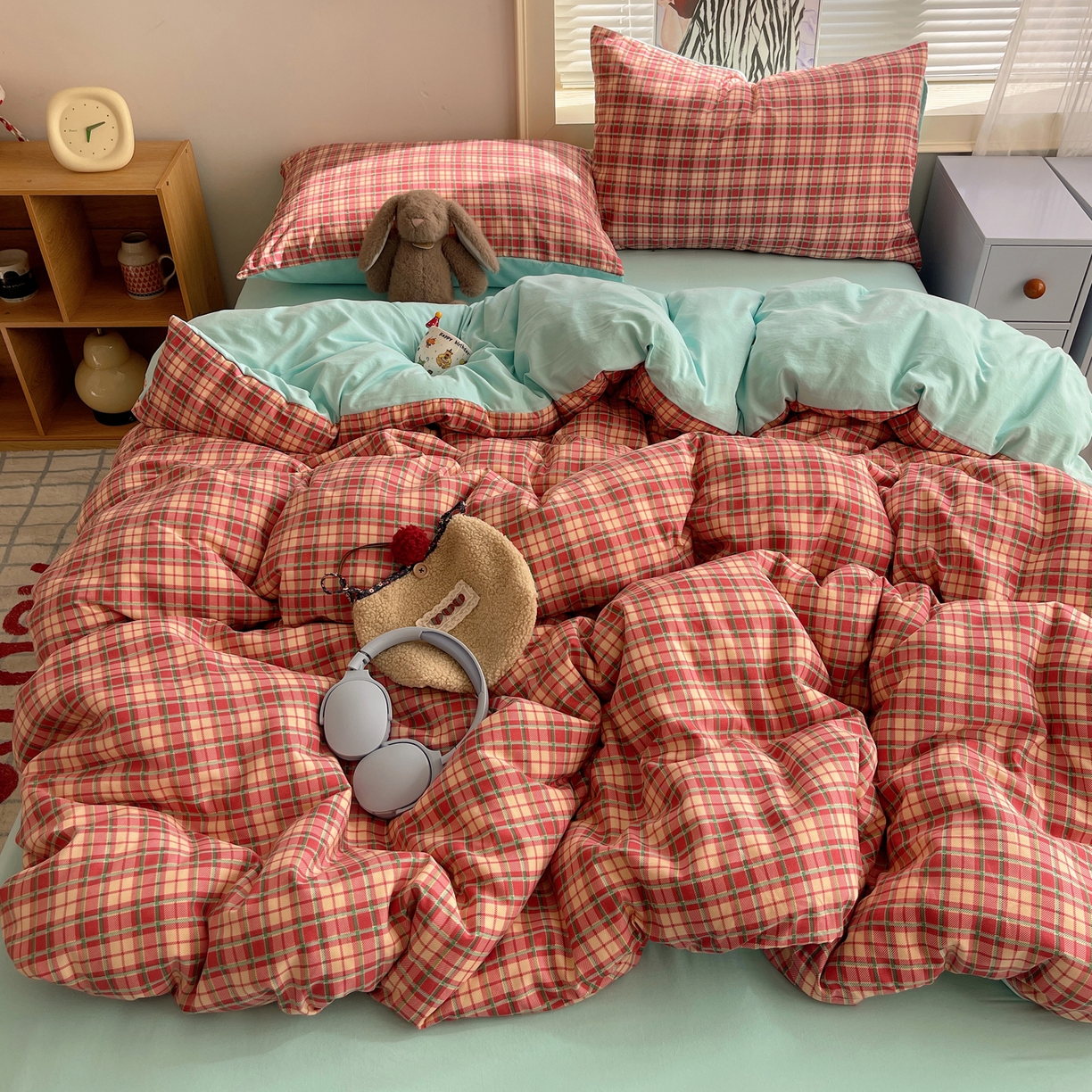 91家纺网 家纺一手货源 找家纺 繁花家居 2026简单款水洗棉四件套学生床三件套 红格撞青