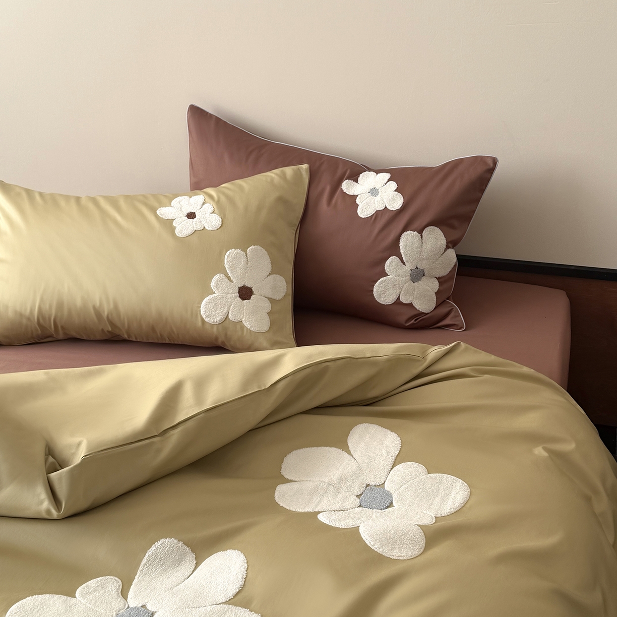 91家纺网 家纺一手货源 找家纺 鹿班家居 2026春季新品100S长绒棉毛巾绣系列四件套-克莱茵梦境（标准会员-20元） 克莱茵梦境-黄棕