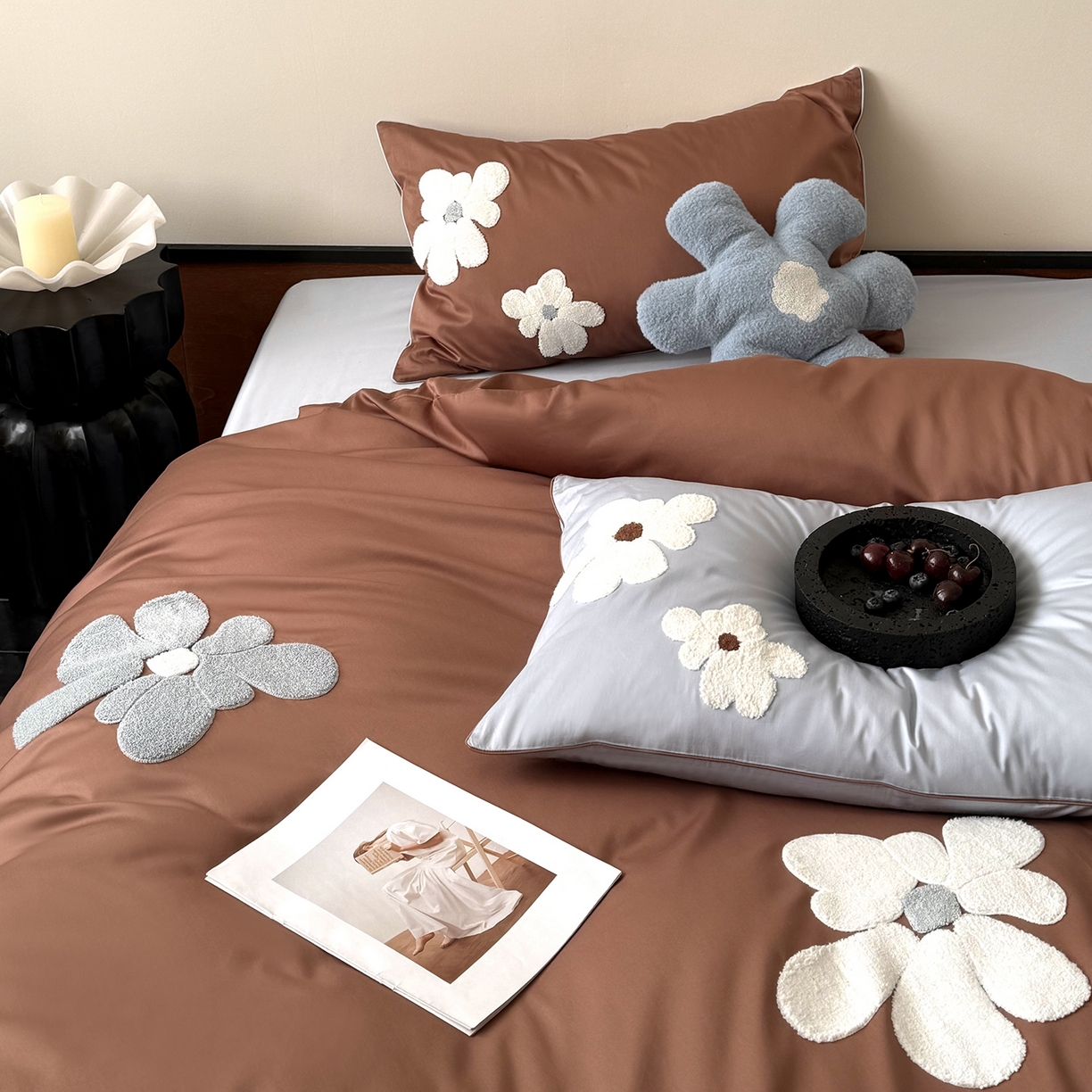 91家纺网 家纺一手货源 找家纺 鹿班家居 2026春季新品100S长绒棉毛巾绣系列四件套-克莱茵梦境（标准会员-20元） 克莱茵梦境-棕蓝