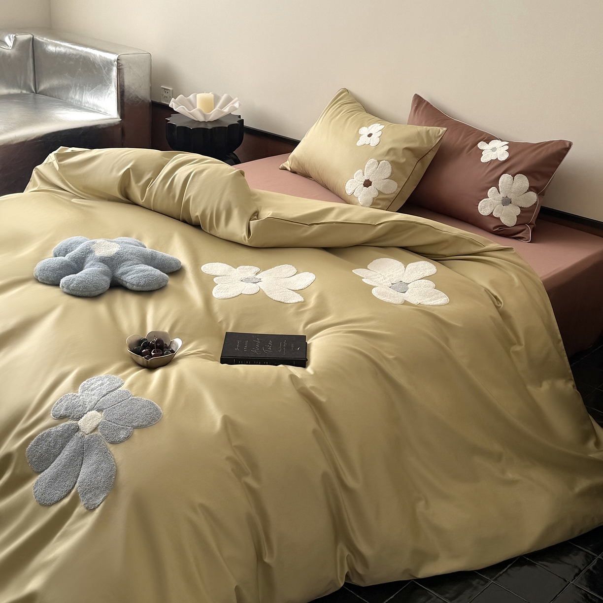 91家纺网 家纺一手货源 找家纺 鹿班家居 2026春季新品100S长绒棉毛巾绣系列四件套-克莱茵梦境（标准会员-20元） 克莱茵梦境-黄棕