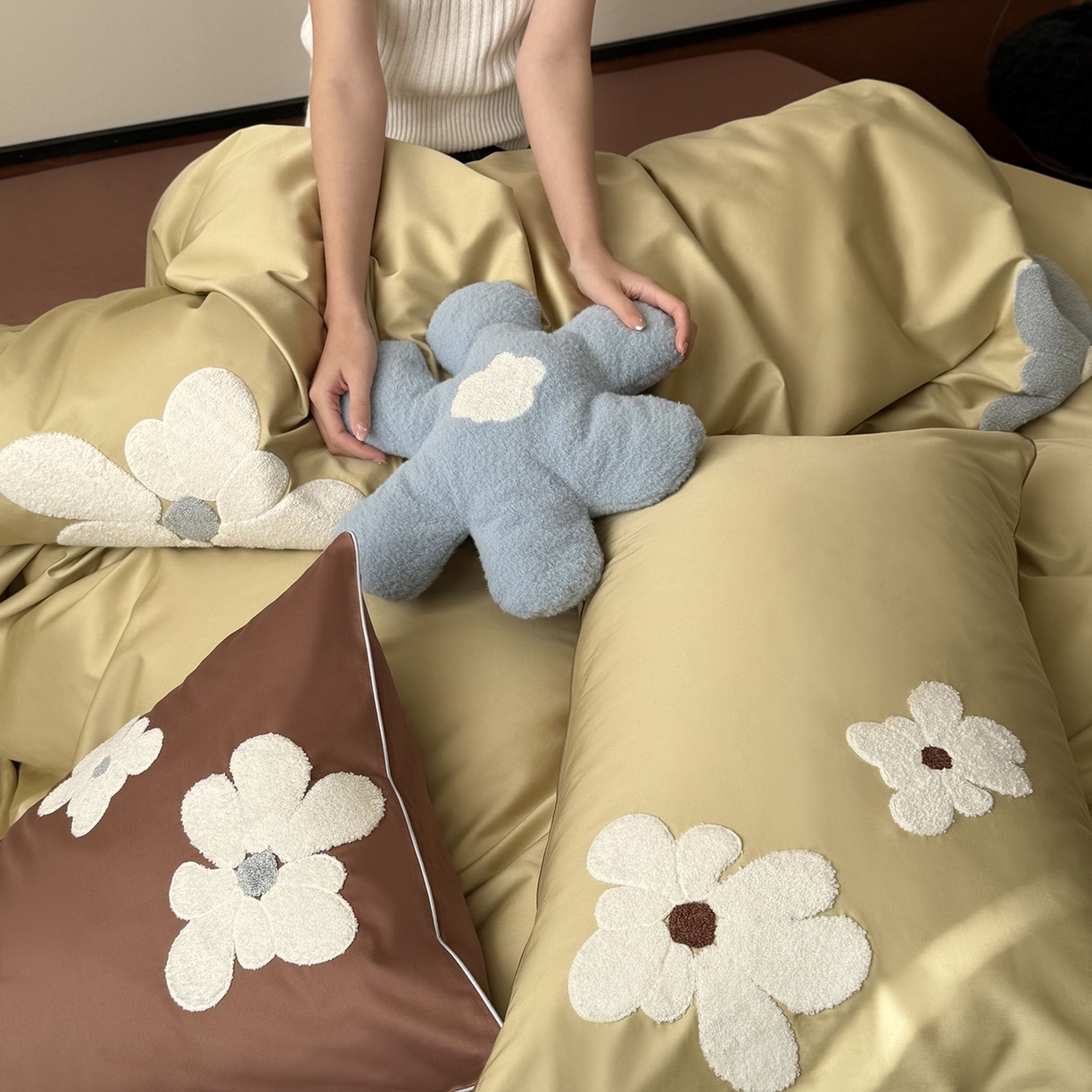 91家纺网 家纺一手货源 找家纺 鹿班家居 2026春季新品100S长绒棉毛巾绣系列四件套-克莱茵梦境（标准会员-20元） 克莱茵梦境-黄棕