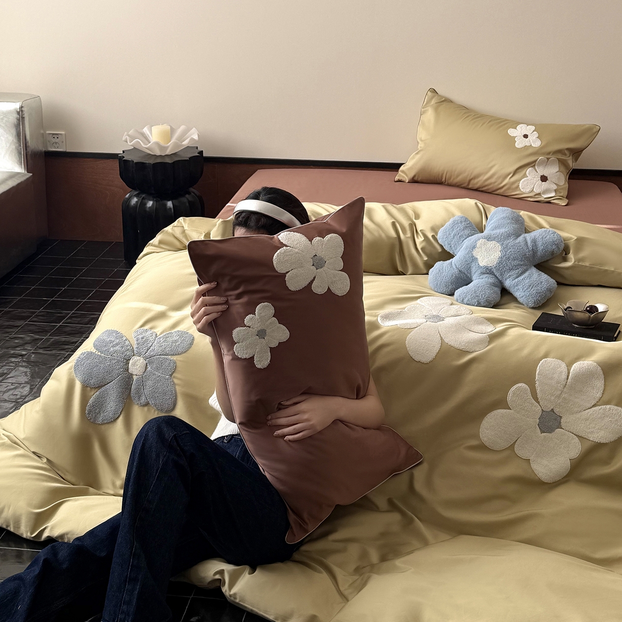 91家纺网 家纺一手货源 找家纺 鹿班家居 2026春季新品100S长绒棉毛巾绣系列四件套-克莱茵梦境（标准会员-20元） 克莱茵梦境-黄棕