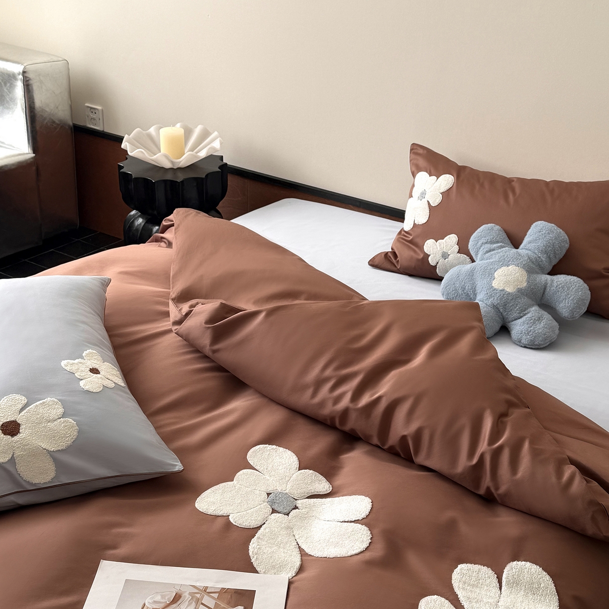 91家纺网 家纺一手货源 找家纺 鹿班家居 2026春季新品100S长绒棉毛巾绣系列四件套-克莱茵梦境（标准会员-20元） 克莱茵梦境-棕蓝