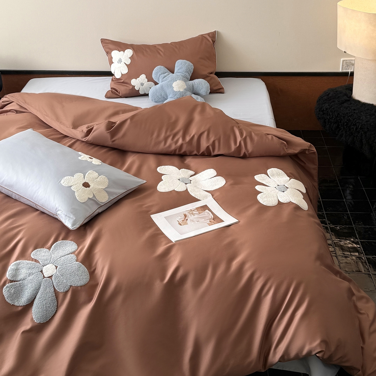 91家纺网 家纺一手货源 找家纺 鹿班家居 2026春季新品100S长绒棉毛巾绣系列四件套-克莱茵梦境（标准会员-20元） 克莱茵梦境-棕蓝