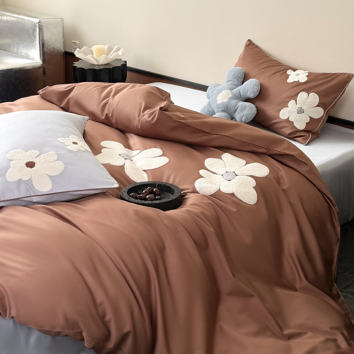 91家纺网 家纺一手货源 找家纺 鹿班家居 2026春季新品100S长绒棉毛巾绣系列四件套-克莱茵梦境（标准会员-20元） 克莱茵梦境-棕蓝