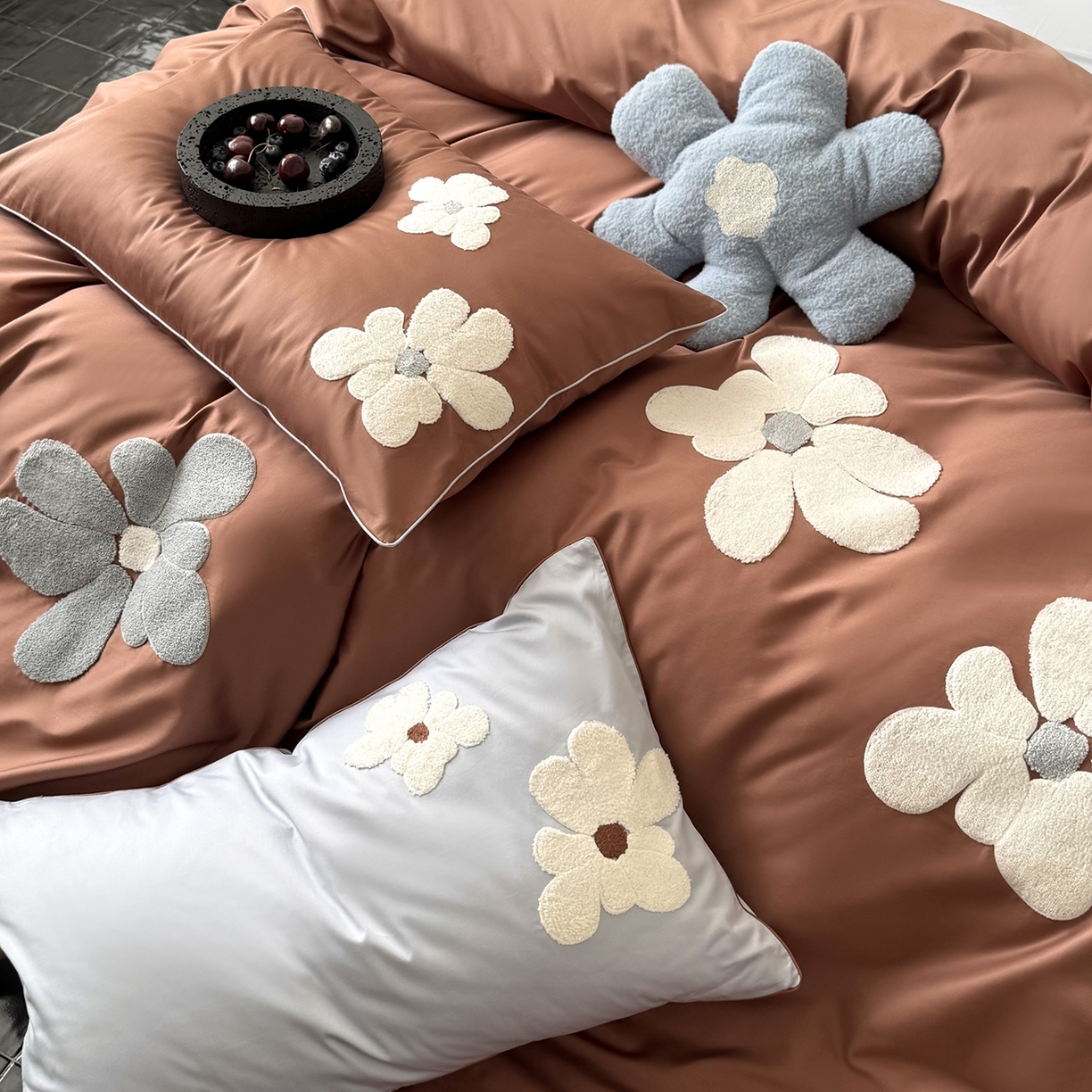 91家纺网 家纺一手货源 找家纺 鹿班家居 2026春季新品100S长绒棉毛巾绣系列四件套-克莱茵梦境（标准会员-20元） 克莱茵梦境-棕蓝