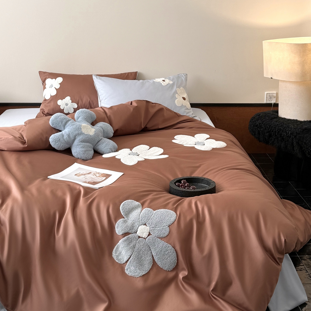 91家纺网 家纺一手货源 找家纺 鹿班家居 2026春季新品100S长绒棉毛巾绣系列四件套-克莱茵梦境（标准会员-20元） 克莱茵梦境-棕蓝