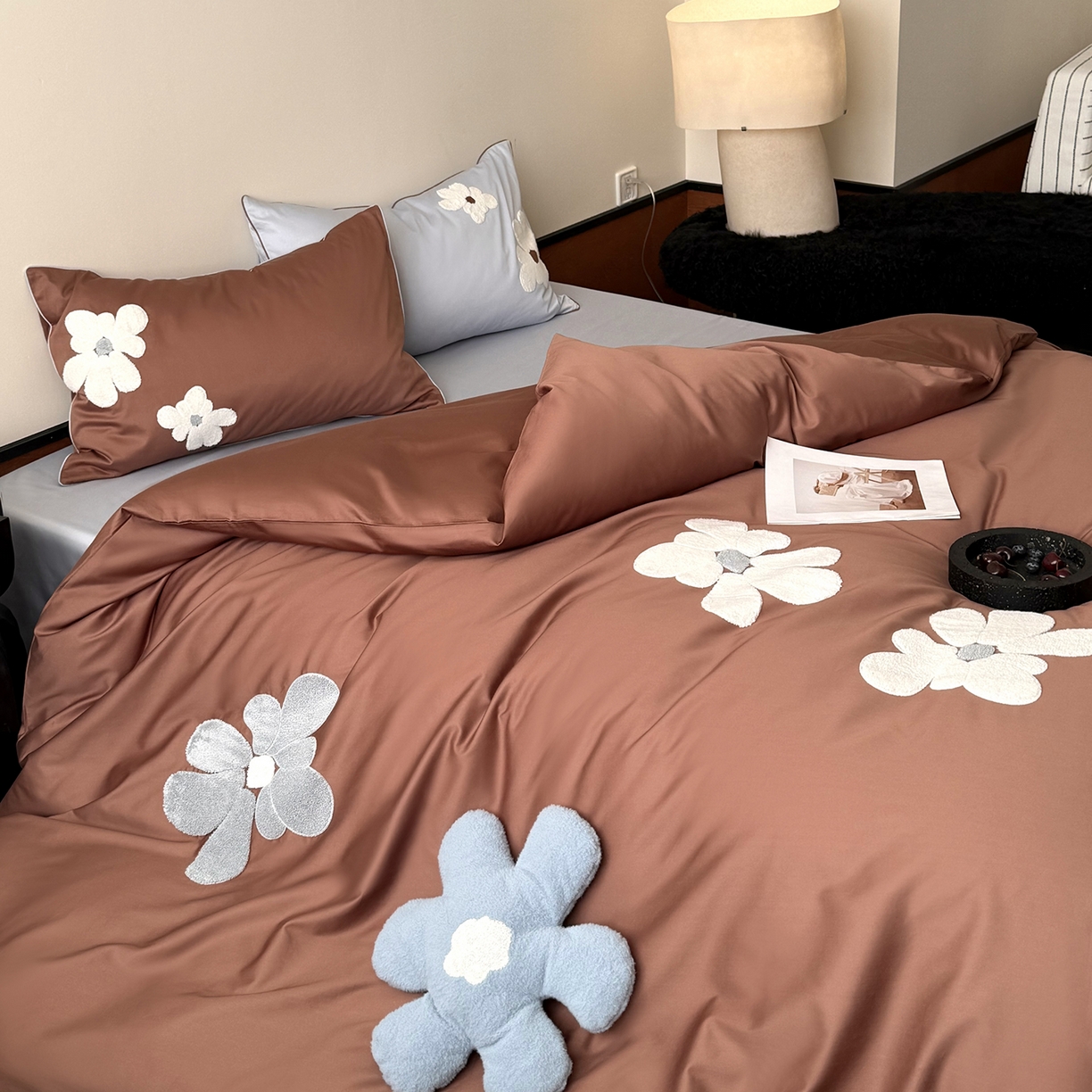 91家纺网 家纺一手货源 找家纺 鹿班家居 2026春季新品100S长绒棉毛巾绣系列四件套-克莱茵梦境（标准会员-20元） 克莱茵梦境-棕蓝