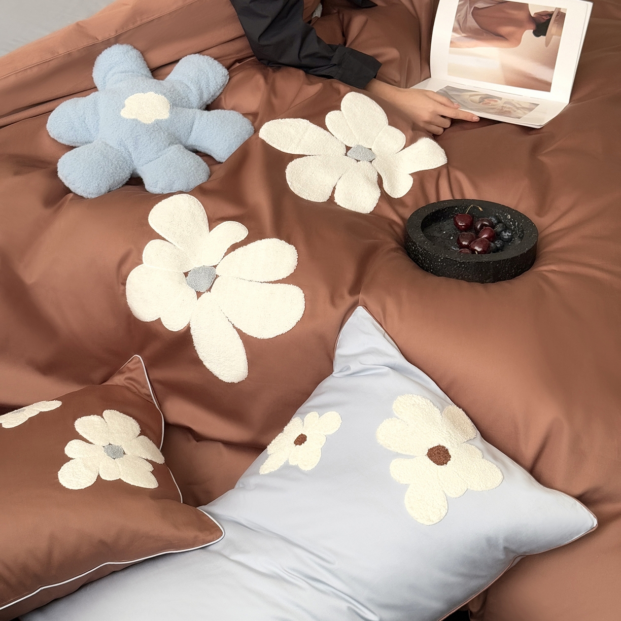 91家纺网 家纺一手货源 找家纺 鹿班家居 2026春季新品100S长绒棉毛巾绣系列四件套-克莱茵梦境（标准会员-20元） 克莱茵梦境-棕蓝