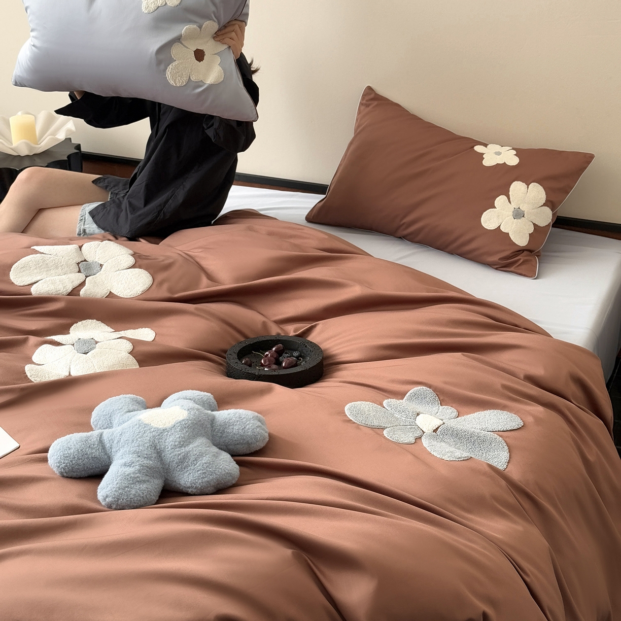 91家纺网 家纺一手货源 找家纺 鹿班家居 2026春季新品100S长绒棉毛巾绣系列四件套-克莱茵梦境（标准会员-20元） 克莱茵梦境-棕蓝