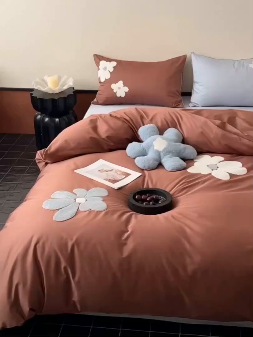 91家纺网 家纺一手货源 找家纺 鹿班家居 2026春季新品100S长绒棉毛巾绣系列四件套-克莱茵梦境（标准会员-20元） 克莱茵梦境-棕蓝