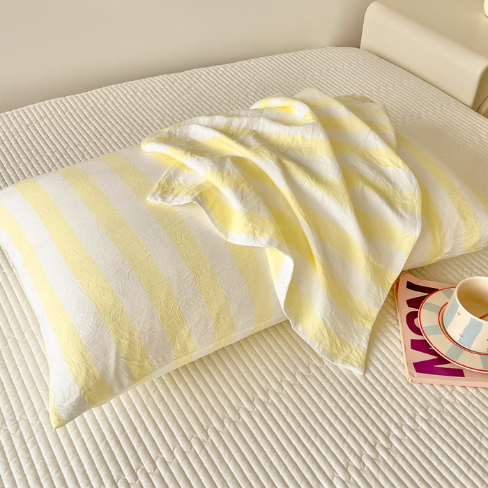 91家纺网 家纺一手货源 找家纺 爱彼家纺 2026新款条纹系列中条枕套一只一对装亲肤柔软-春夏新品 水洗棉条纹鹅黄