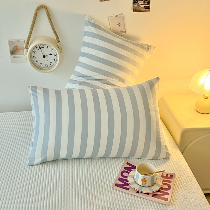 91家纺网 家纺一手货源 找家纺 爱彼家纺 2026新款条纹系列中条枕套一只一对装亲肤柔软-春夏新品 水洗棉条纹兰灰