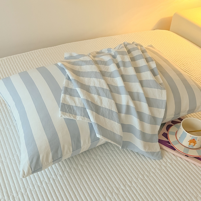 91家纺网 家纺一手货源 找家纺 爱彼家纺 2026新款条纹系列中条枕套一只一对装亲肤柔软-春夏新品 水洗棉条纹兰灰