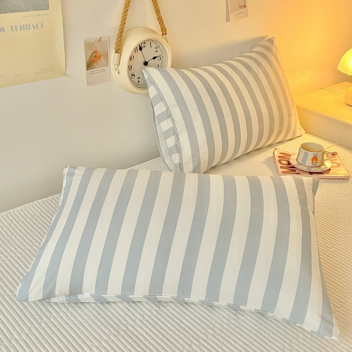 91家纺网 家纺一手货源 找家纺 爱彼家纺 2026新款条纹系列中条枕套一只一对装亲肤柔软-春夏新品 水洗棉条纹兰灰