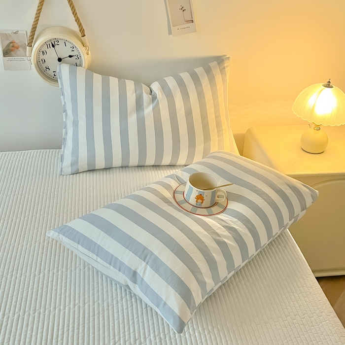 91家纺网 家纺一手货源 找家纺 爱彼家纺 2026新款条纹系列中条枕套一只一对装亲肤柔软-春夏新品 水洗棉条纹兰灰