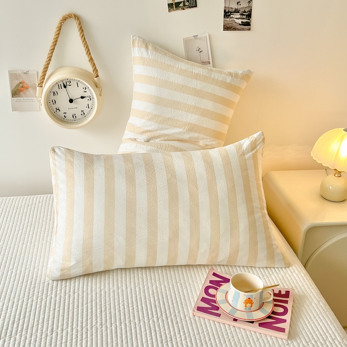 91家纺网 家纺一手货源 找家纺 爱彼家纺 2026新款条纹系列中条枕套一只一对装亲肤柔软-春夏新品 水洗棉条纹米驼
