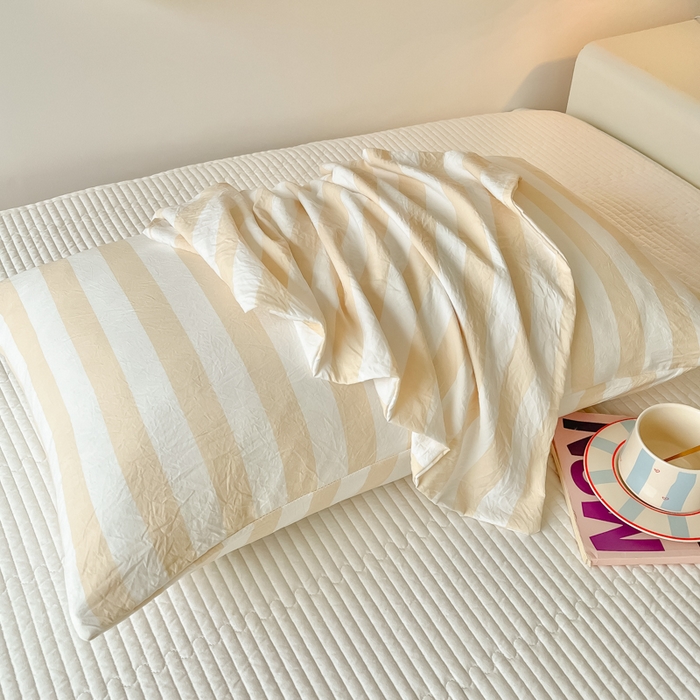 91家纺网 家纺一手货源 找家纺 爱彼家纺 2026新款条纹系列中条枕套一只一对装亲肤柔软-春夏新品 水洗棉条纹米驼