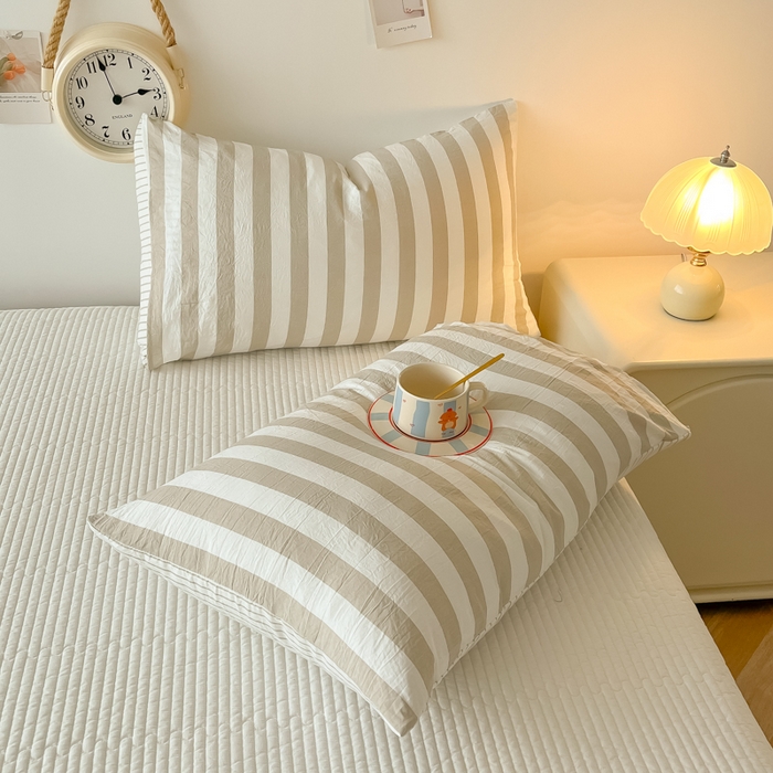 91家纺网 家纺一手货源 找家纺 爱彼家纺 2026新款条纹系列中条枕套一只一对装亲肤柔软-春夏新品 水洗棉条纹浅咖