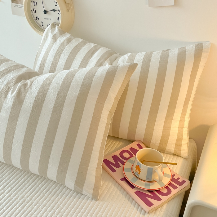 91家纺网 家纺一手货源 找家纺 爱彼家纺 2026新款条纹系列中条枕套一只一对装亲肤柔软-春夏新品 水洗棉条纹浅咖