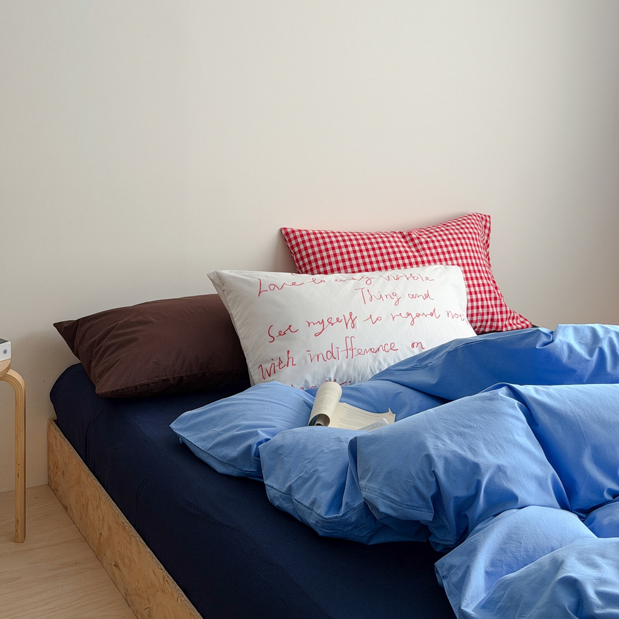 91家纺网 家纺一手货源 找家纺 艾沁家纺 2026新款40s全棉水洗棉色织水洗棉撞色四件套 斯里兰卡-枕套（红格+字母）