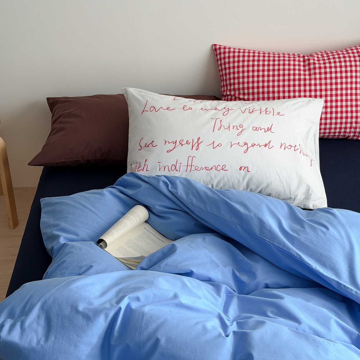 91家纺网 家纺一手货源 找家纺 艾沁家纺 2026新款40s全棉水洗棉色织水洗棉撞色四件套 斯里兰卡-枕套（红格+字母）