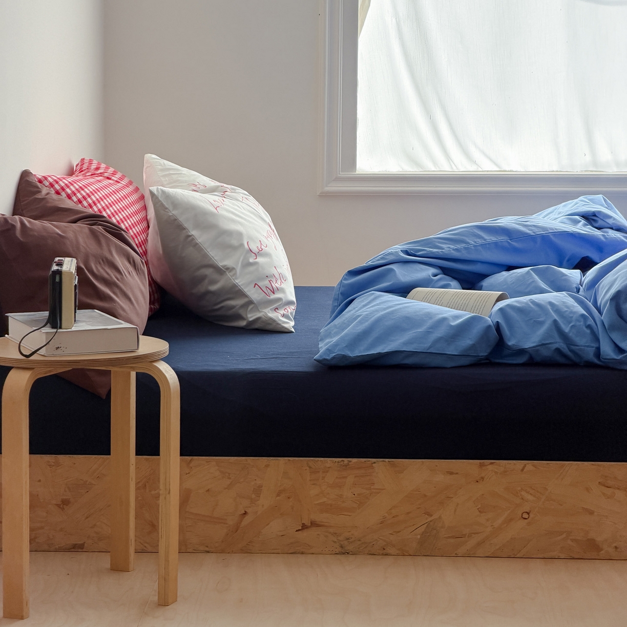 91家纺网 家纺一手货源 找家纺 艾沁家纺 2026新款40s全棉水洗棉色织水洗棉撞色四件套 斯里兰卡-枕套（红格+字母）