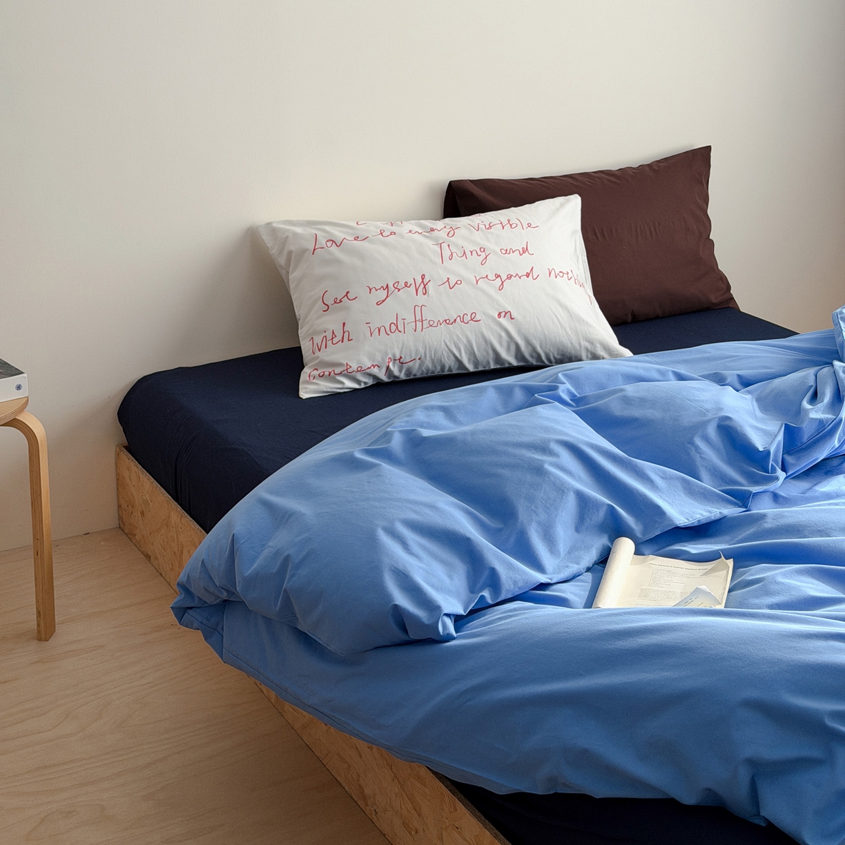 91家纺网 家纺一手货源 找家纺 艾沁家纺 2026新款40s全棉水洗棉色织水洗棉撞色四件套 斯里兰卡-枕套（红格+巧克力）