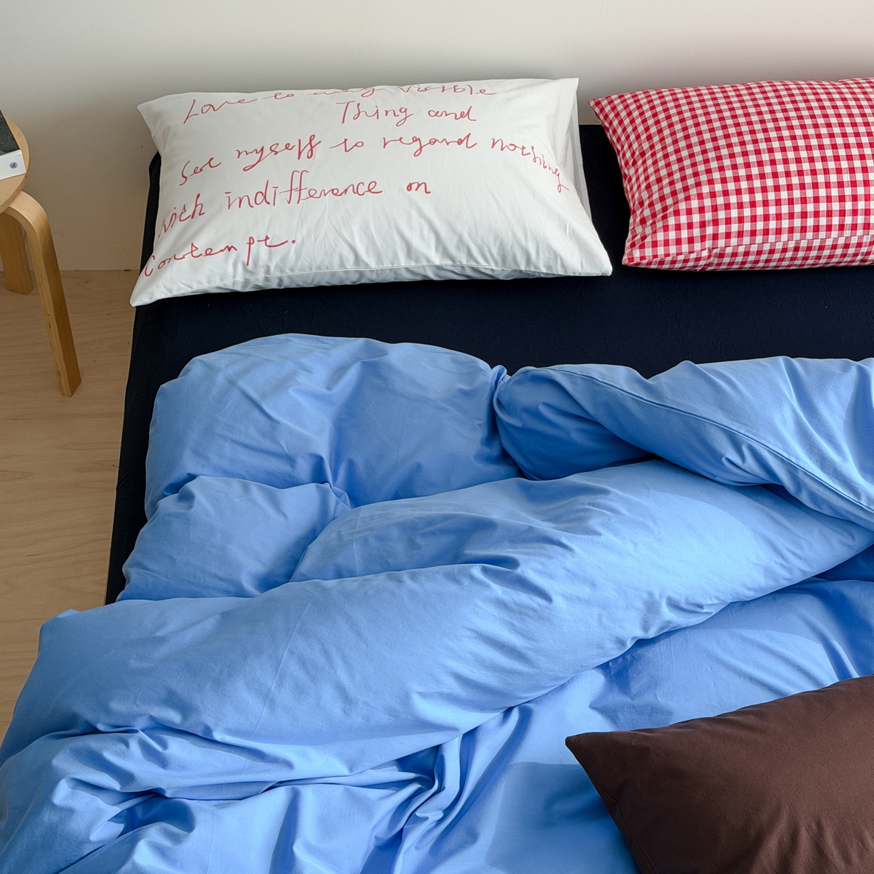 91家纺网 家纺一手货源 找家纺 艾沁家纺 2026新款40s全棉水洗棉色织水洗棉撞色四件套 斯里兰卡-枕套（红格+巧克力）