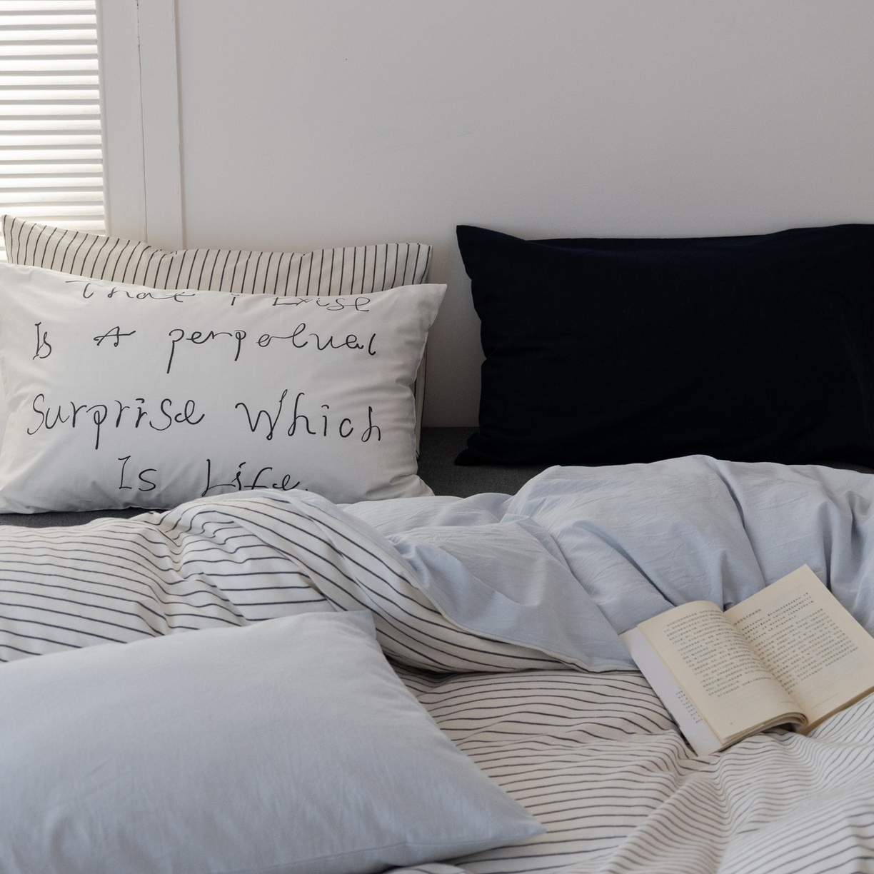 91家纺网 家纺一手货源 找家纺 艾沁家纺 2026新款全棉色织水洗棉格子条纹混搭四件套 北海道-枕套（白条+字母）