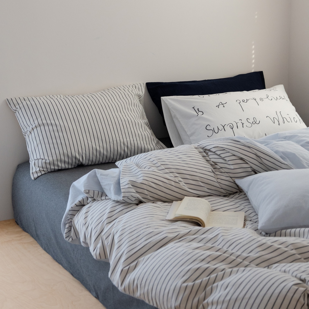 91家纺网 家纺一手货源 找家纺 艾沁家纺 2026新款全棉色织水洗棉格子条纹混搭四件套 北海道-枕套（白条+字母）