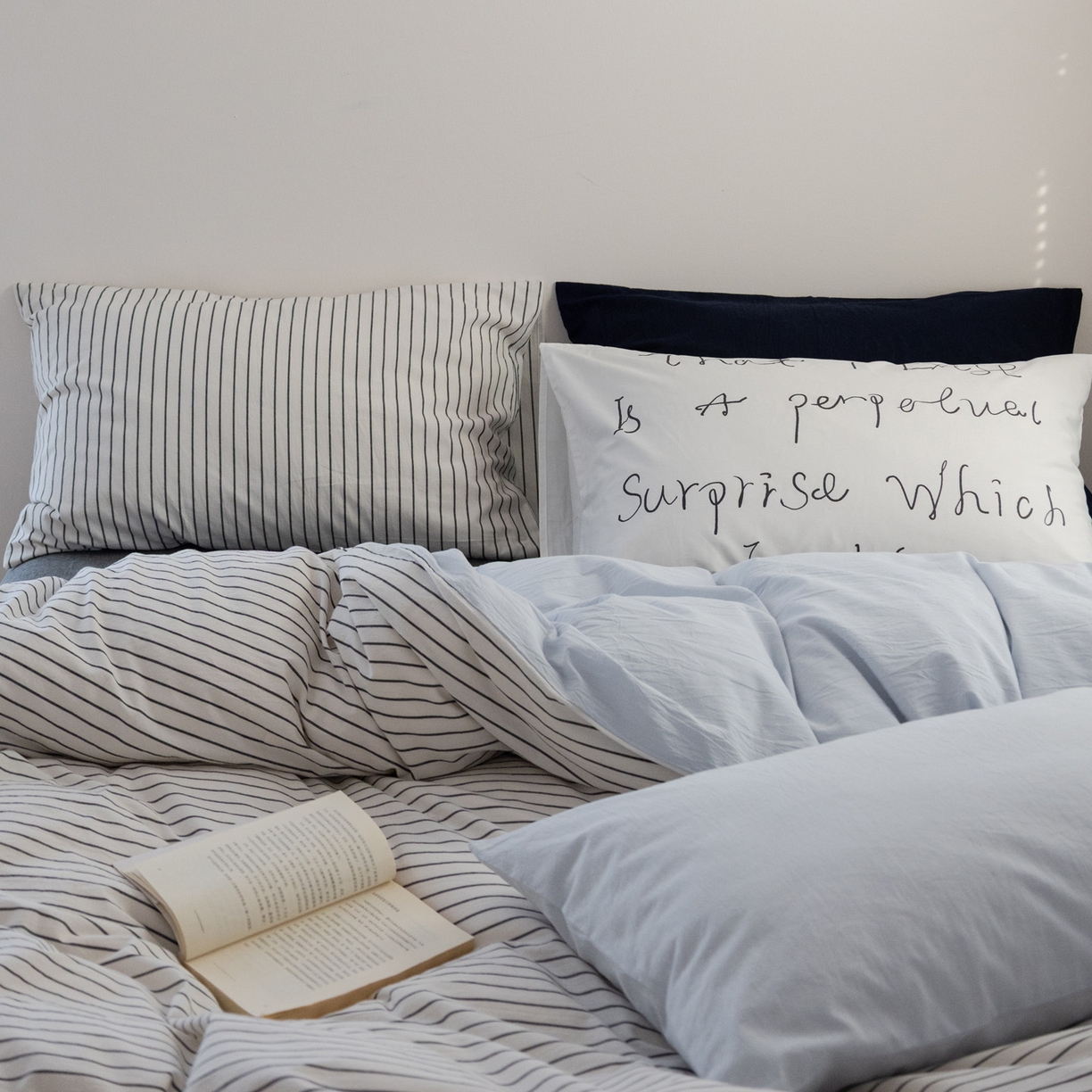 91家纺网 家纺一手货源 找家纺 艾沁家纺 2026新款全棉色织水洗棉格子条纹混搭四件套 北海道-枕套（白条+字母）