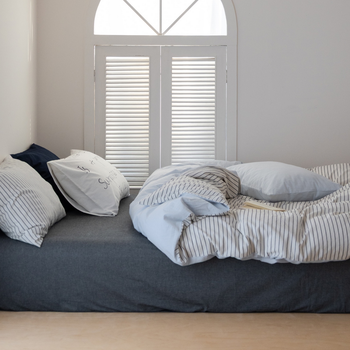 91家纺网 家纺一手货源 找家纺 艾沁家纺 2026新款全棉色织水洗棉格子条纹混搭四件套 北海道-枕套（白条+字母）