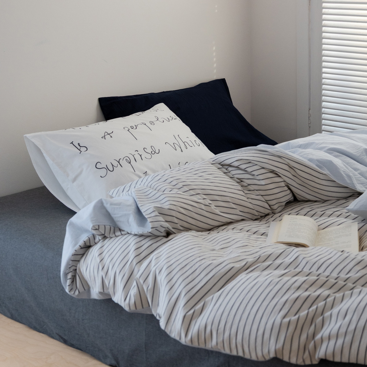 91家纺网 家纺一手货源 找家纺 艾沁家纺 2026新款全棉色织水洗棉格子条纹混搭四件套 北海道-枕套（白条+字母）