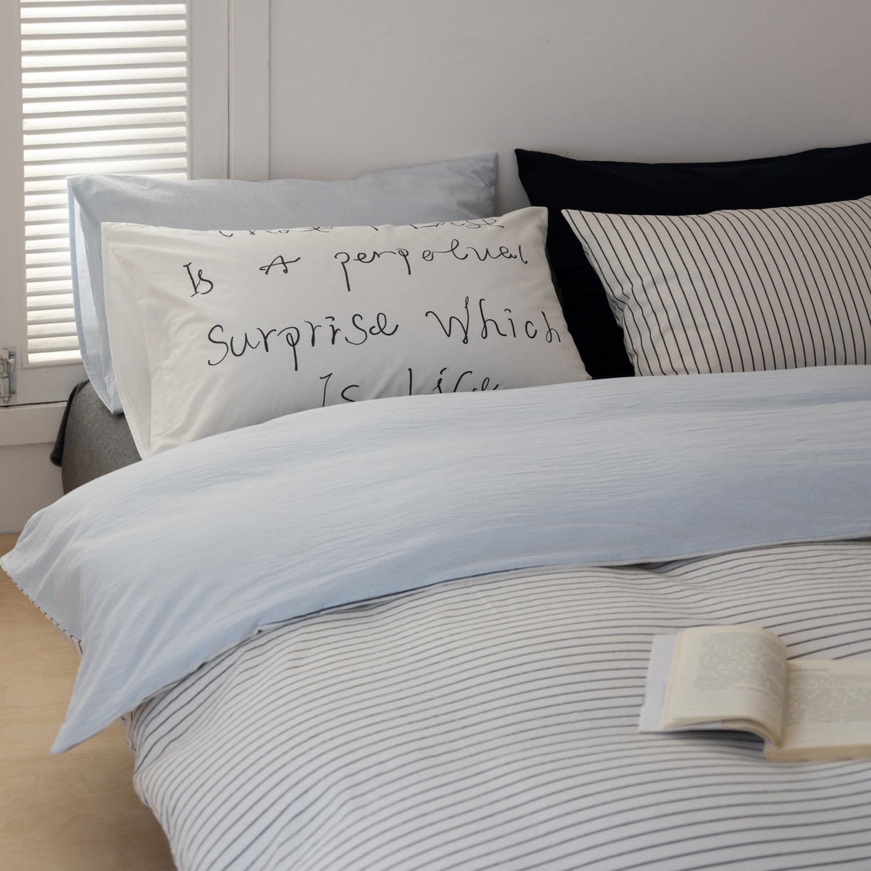 91家纺网 家纺一手货源 找家纺 艾沁家纺 2026新款全棉色织水洗棉格子条纹混搭四件套 北海道-枕套（白条+字母）