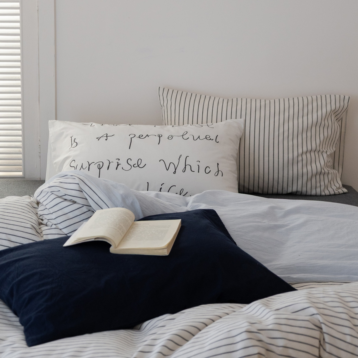 91家纺网 家纺一手货源 找家纺 艾沁家纺 2026新款全棉色织水洗棉格子条纹混搭四件套 北海道-枕套（白条+字母）