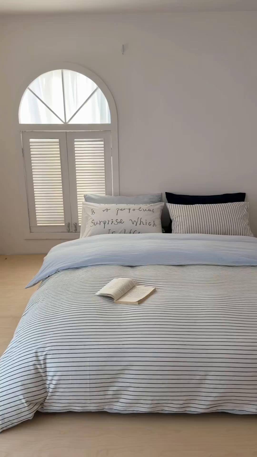 91家纺网 家纺一手货源 找家纺 艾沁家纺 2026新款全棉色织水洗棉格子条纹混搭四件套 北海道-枕套（白条+字母）