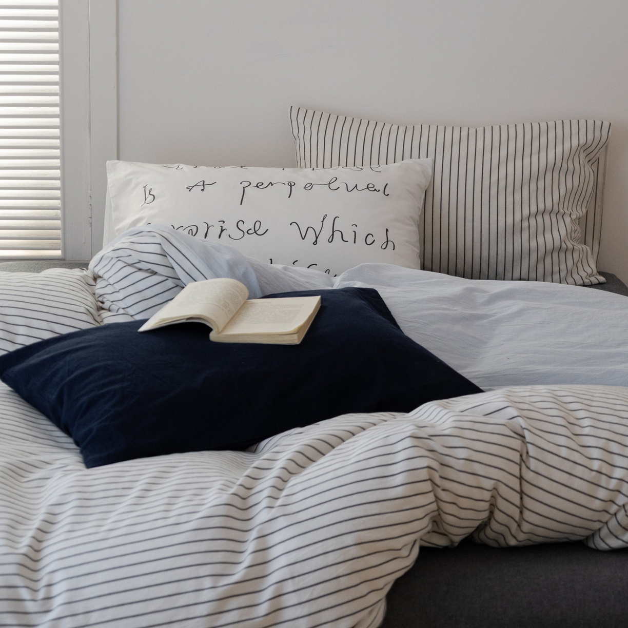 91家纺网 家纺一手货源 找家纺 艾沁家纺 2026新款全棉色织水洗棉格子条纹混搭四件套 北海道-枕套（藏蓝+字母）