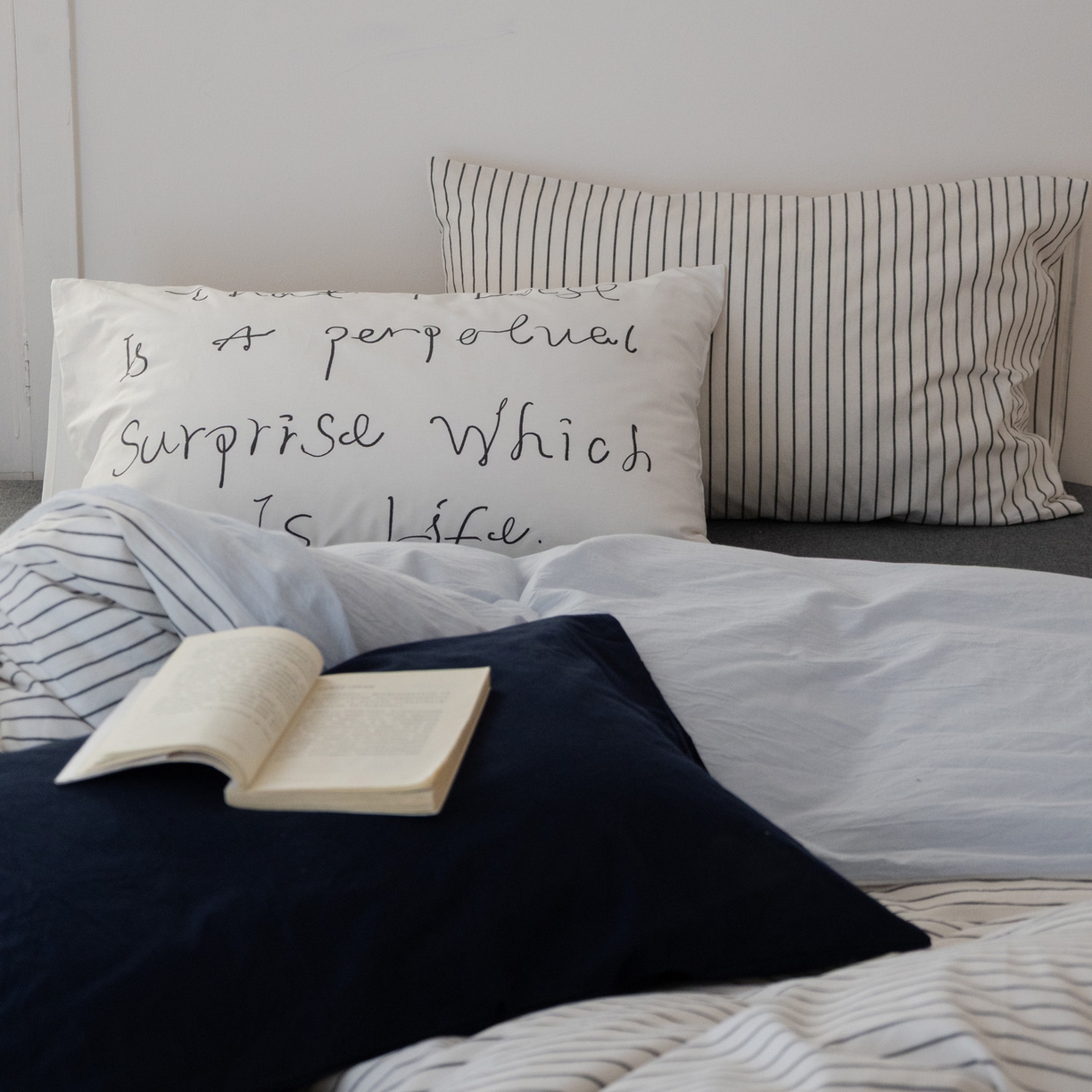 91家纺网 家纺一手货源 找家纺 艾沁家纺 2026新款全棉色织水洗棉格子条纹混搭四件套 北海道-枕套（藏蓝+字母）