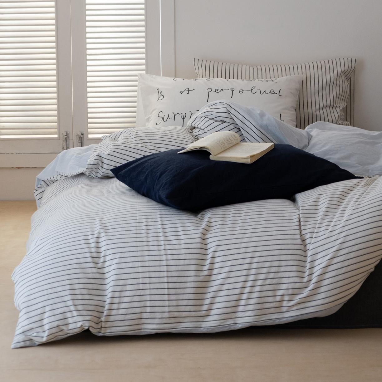 91家纺网 家纺一手货源 找家纺 艾沁家纺 2026新款全棉色织水洗棉格子条纹混搭四件套 北海道-枕套（藏蓝+字母）