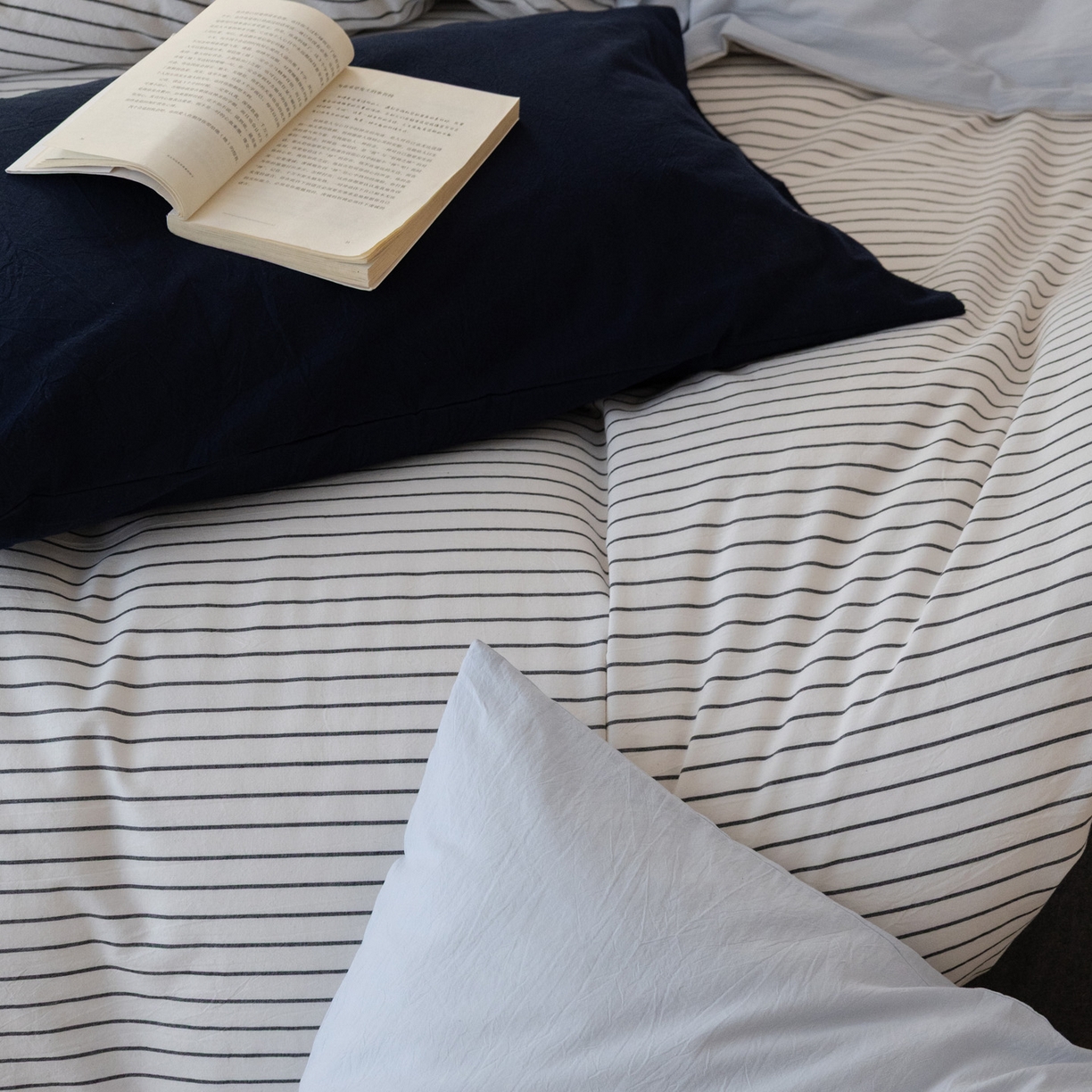 91家纺网 家纺一手货源 找家纺 艾沁家纺 2026新款全棉色织水洗棉格子条纹混搭四件套 北海道-枕套（藏蓝+字母）