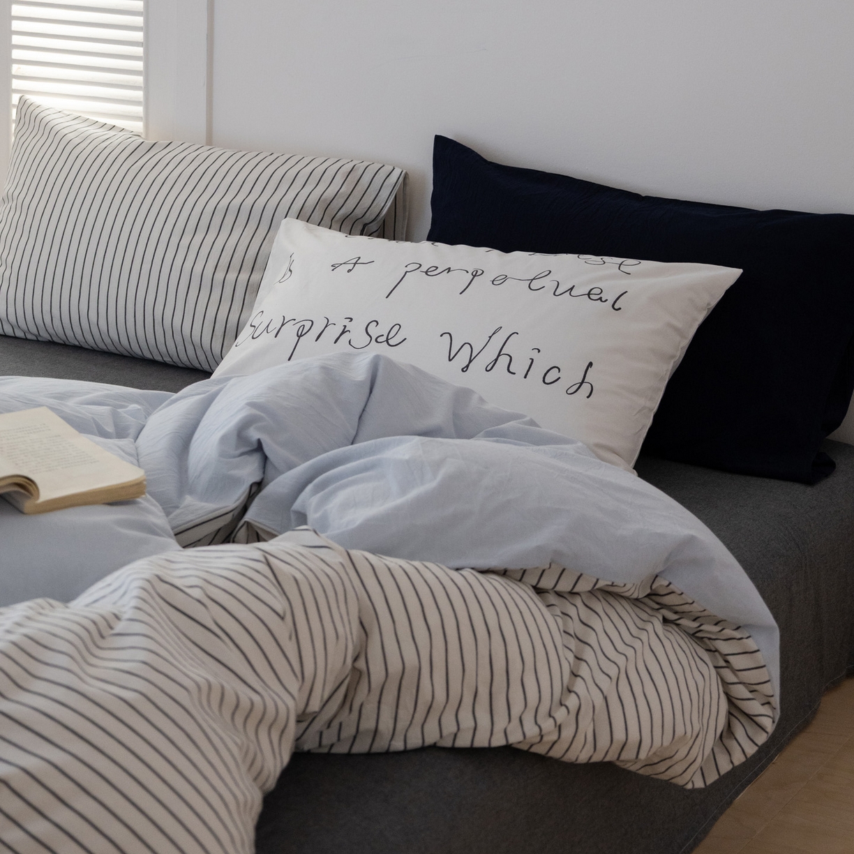 91家纺网 家纺一手货源 找家纺 艾沁家纺 2026新款全棉色织水洗棉格子条纹混搭四件套 北海道-枕套（藏蓝+字母）