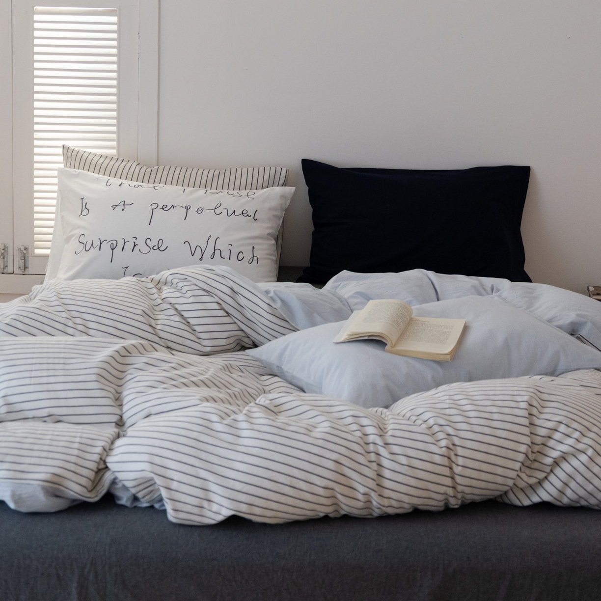 91家纺网 家纺一手货源 找家纺 艾沁家纺 2026新款全棉色织水洗棉格子条纹混搭四件套 北海道-枕套（藏蓝+字母）