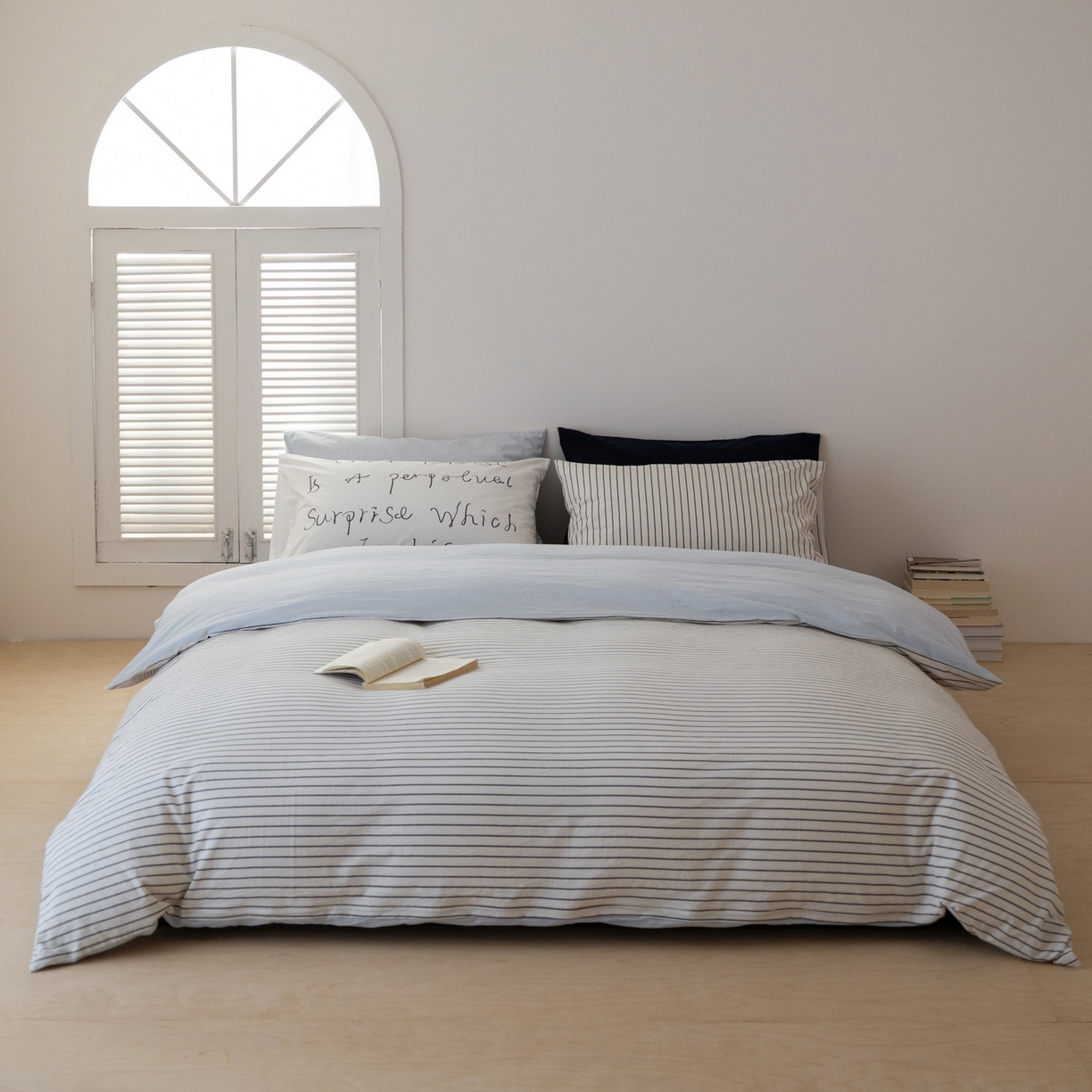 91家纺网 家纺一手货源 找家纺 艾沁家纺 2026新款全棉色织水洗棉格子条纹混搭四件套 北海道-枕套（白条+浅蓝）